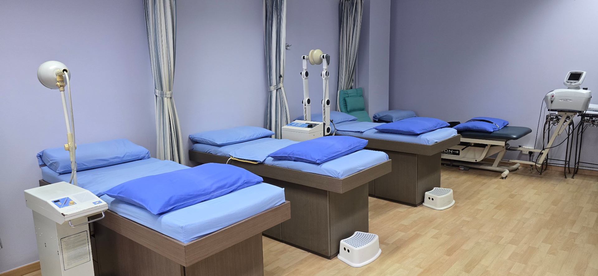 Calm physiotherapy treatment room